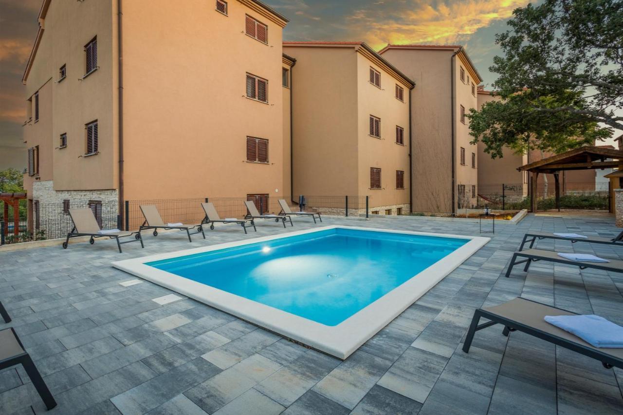 Apartments Cesare With Shared Pool Liznjan Exterior photo