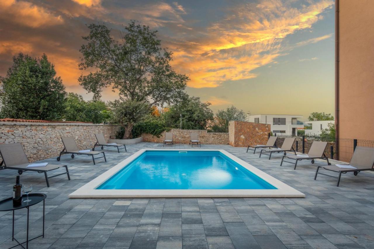 Apartments Cesare With Shared Pool Liznjan Exterior photo